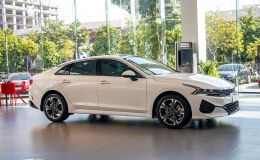Nhận ưu đãi khủng, giá lăn bánh Kia K5 giảm cực mạnh khiến ‘ngôi vương’ của Toyota Camry 'lung lay'
