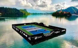 Siêu sao NBA khiến cộng đồng pickleball choáng ngợp với sân bóng nổi trên mặt hồ