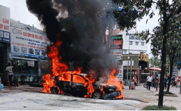 TP.HCM: Nhân viên garage phát hoảng khi nhìn thấy cảnh ô tô bị thiêu rụi trong phút chốc