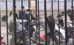 Tây Ninh: Người đàn ông cởi trần bị nhóm thanh niên đánh dã man giữa đường, công an vào cuộc