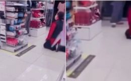 Nhân viên cửa hàng phải quỳ gối xin lỗi vì nhắc nhớ đứa trẻ, phản ứng của người mẹ gây sốc