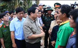 Thủ tướng Phạm Minh Chính chỉ đạo khẩn sau khi đến thăm người dân chịu ảnh hưởng nặng nề do mưa lũ