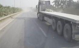 Nguyên nhân vụ xe khách 15 chỗ tông xe hút rác trên cao tốc khiến 3 người bị thương nặng