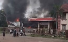 Kho cơ khí bốc cháy ngùn ngụt ngay sát cây xăng, TPHCM lại một phen thót tim