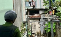 Khống chế người đàn ông cầm mảnh kính tự gây chảy máu gần ray tàu rồi leo lên mái nhà cố thủ