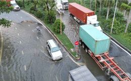 Nguyên nhân nhiều tuyến phố ở TP.HCM ngập sâu khiến người dân di chuyển khó khăn, nguy hiểm