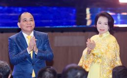 Sự đặc biệt trong khung hình 733 nghìn tỷ đồng của tỷ phú Phạm Nhật Vượng và vợ tại lễ trao giải VinFuture 2025