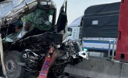 Hiện trường kinh hoàng xe ô tô tải tông vào xe đầu kéo đang gặp sự cố khiến 5 người thương vong