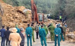 Sạt lở đất đá trên Quốc lộ 6 đoạn Mai Châu: 5 người thương vong, giao thông tê liệt