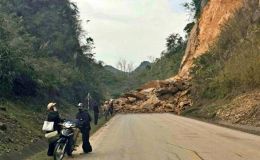 Hiện trường kinh hoàng sạt lở Quốc lộ 6 tại Mai Châu Phú Thọ: Nghi có xe máy bị vùi lấp, khẩn trương tìm kiếm!