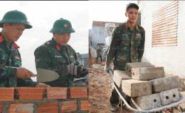 Xúc động hình ảnh cán bộ, chiến sĩ Quân đội nhân dựng lại từng căn nhà bị sập ở vùng lũ Gia Lai