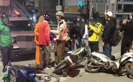 Hiện trường ô tô đâm liên hoàn nhiều xe máy trên phố Hà Nội, bất ngờ với cách xử lý của tài xế