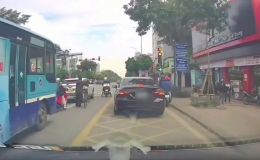 Xác định danh tính người lái xe ô tô dừng trên vạch mắt võng, chặn lỗi rẽ phải giữa giờ cao điểm