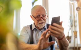 Chốt ngay những mẫu iPhone dưới 5 triệu đồng nên mua cho người lớn tuổi