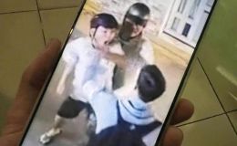 TP.HCM: Hai đối tượng đi xe máy đánh gục nam sinh rồi bỏ trốn, công an vào cuộc xác minh