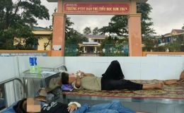 Hiệu trưởng, hiệu phó trường có 40 học sinh nghi ngộ độc bị cách chức: Lãnh đạo xã lên thay thế?