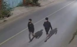 Clip 2 thanh niên tháo chạy khỏi chiếc xe lạ, thoát bẫy lừa qua Campuchia trong gang tấc