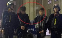 Không chấp hành hiệu lệnh dừng xe, 2 thiếu niên ném vỏ chai, xịt cay chống công an trong đêm