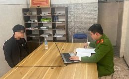 Nam thanh niên tạt dung dịch tẩy bồn cầu vào mặt người yêu, lời khai hé lộ lý do gây phẫn nộ