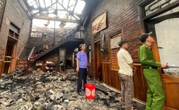 Căn nhà ở Đắk Lắk bốc cháy dữ dội, người bố bất lực nhìn tài sản bị thiêu rụi, nghi vấn con trai phóng hỏa