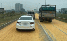 Nguyên nhân khiến 3 tấn ngô trên xe đầu kéo vương vãi trên cao tốc Hà Nội – Thái Nguyên