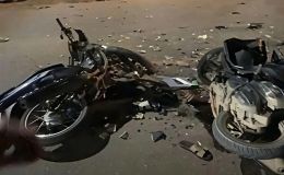 Camera ghi lại cảnh 2 xe máy lao như ‘bay’, tông nhau trực diện ở Bắc Ninh, 3 người tử vong 