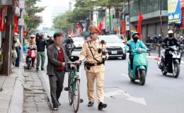 CSGT Hà Nội xử phạt người đi xe đạp vi phạm nồng độ cồn trong dịp Tết Dương lịch