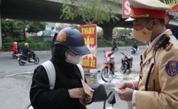 Clip lan truyền khiến tài xế hoang mang: Cục CSGT chính thức nói rõ việc dừng xe kiểm tra giấy khám sức khỏe