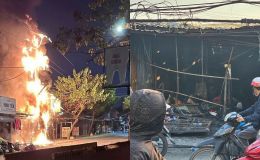 Hiện trường trụ điện phát nổ khiến dãy ki-ốt bán đồ Tết ở TP.HCM cháy rụi, tiểu thương lao đao