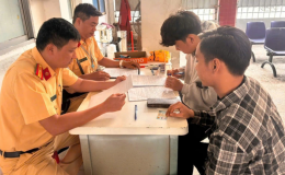 Cái kết đắng cho hai thanh niên chống đối CSGT, ném bộ đàm khi kiểm tra nồng độ cồn ở TPHCM