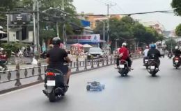 Người đi đường phẫn nộ cảnh nam thanh niên vừa lái xe vừa điều khiển xe mô hình, liên tục lạng lách