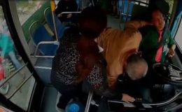 TPHCM: Tài xế xe buýt bất ngờ đột quỵ trong lúc lái và hành động nhanh trí của nhân viên soát vé