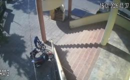 Clip người phụ nữ bị lấy trộm 800 tờ vé số trong tích tắc dù đứng ngay gần, hé lộ bí mật phía sau?