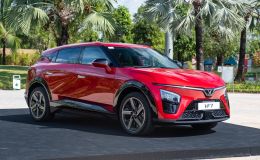 Nghịch lý giá xe 2025: Toyota giảm sâu vẫn 'đắt', VinFast thắng thế nhờ giá lăn bánh và công nghệ