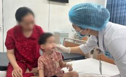 Bé trai bị chó thả rông cắn vào mặt ngay trước nhà sau 1 câu nói, xót xa tình trạng khi nhập viện