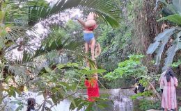 Du khách leo trèo, tập yoga giữa chốn linh thiêng: Nhà chùa Thái Lan lên tiếng cảnh báo nguy cơ đóng cửa