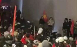 Phẫn nộ cảnh cô gái bị quấy rối khi ‘đi bão’: Cả nhóm hung hãn ‘thượng cẳng chân’ với nạn nhân