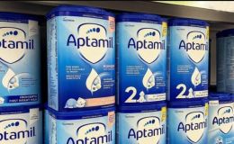 Độc tố ở sữa Aptamil ở Anh nguy hiểm mức nào mà được khuyến cáo ‘tuyệt đối không cho trẻ dùng tiếp’
