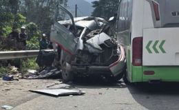 Hiện trường vụ tai nạn giao thông nghiêm trọng giữa xe giường nằm và xe ô tô khiến 5 người thương vong, ô tô bẹp dúm