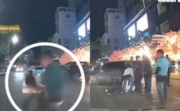 Camera phơi bày cảnh xô xát ở trung tâm thương mại, một người đàn ông bị đấm gục giữa đường