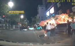 Mâu thuẫn giữa tài xế taxi công nghệ, một người đàn ông bị đấm gục ngay trước trung tâm thương mại