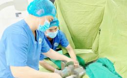 Đang làm việc, người đàn ông bị cuốn cả bàn tay vào máy xay thịt, nhập viện trong tình trạng máy xay trên tay