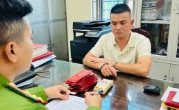 Danh tính nam thanh niên trộm tiền của đoàn thiện nguyện đang trao quà cho học sinh