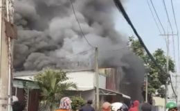 TP.HCM: Cận cảnh hiện trường vụ cháy nhà dân, khói đen mù mịt bao trùm