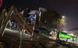 Hiện trường tan hoang vụ xe cẩu ‘quật ngã’ hàng loạt cột điện giữa ngã tư ở Nghệ An