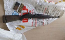 Đồng Tháp: Người đàn ông sốc khi phát hiện súng cùng 14 viên đạn trong tủ thờ, hé lộ danh tính người để lại