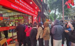 Giá vàng tăng giảm liên tục, người dân vẫn xếp hàng dài mua bất chấp: Chuyên gia cảnh báo những rủi ro? 