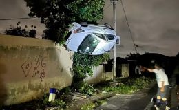 Ô tô ‘bay’ treo ngược trên cột đèn giữa phố: Mạng xã hội dậy sóng vì điều kì lạ chưa có lời giải