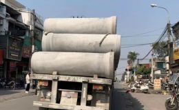 Thót tim cảnh xe kéo chở loạt ống cống bê tông chênh vênh, không dây chằng giữa đường đông ở Hà Nội