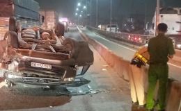 Ô tô 4 chỗ lật ngửa trên cầu vượt Tân Vạn, 3 người trên xe thoát nạn thần kỳ
